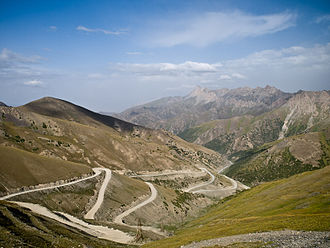 Blick vom Taldyk-Pass nach Norden, im Hintergrund ein 4130 m hoher, namenloser Gipfel
