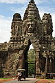 Łuk pozorny bramny ze wspornikami w Angkor Thom (miasto XII-XVII w.) w Kambodży