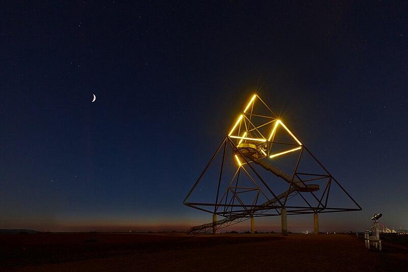 File:Tetraeder zur blauen Stunde, Bottrop - 0434.jpg