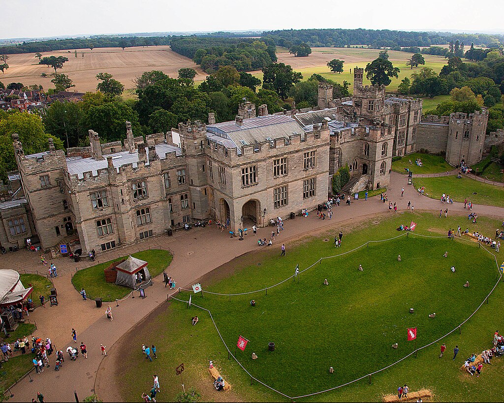 Последний замок. Warwick Castle роза.