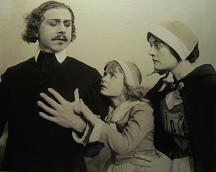 Stuart Holmes, Kittens Reichert et Mary Martin (de g. à d.), dans The Scarlet Letter (1917)