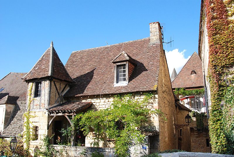 File:The most photographed house in the centre of Sarlat with its traditional little tower and wooden frames in the gable in autumncolours - panoramio.jpg