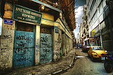 photographie couleurs : une rue avec les murs couverts de graffiti