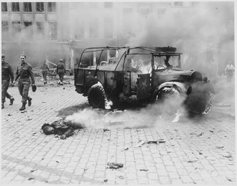 Életkép egy V–2 becsapódása után Antwerpen utcáin