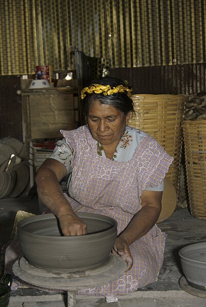 File:Tomasa, wife of Martín Mario Enríquez López, innovator in green-glazed ceramics, Santa María Atzompa, Oaxaca.jpg