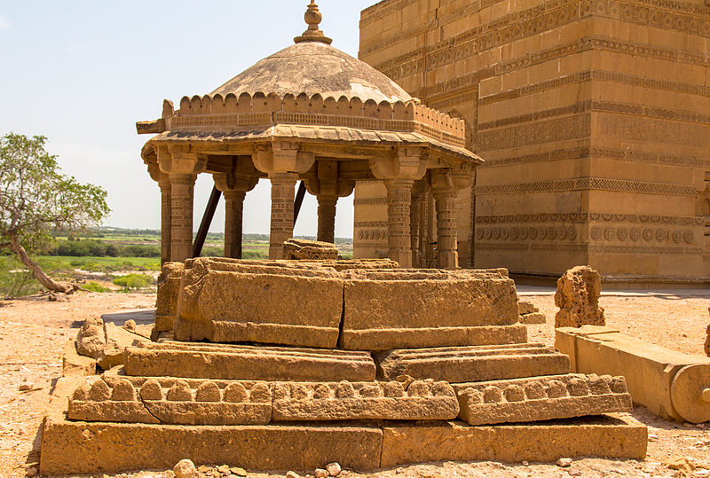 File:Tomb near the tomb of Jam Nizamuddin.jpg