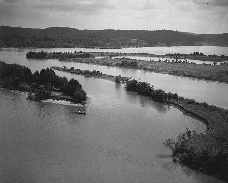 File:Toms Creek Fishing Tennessee River.jpg