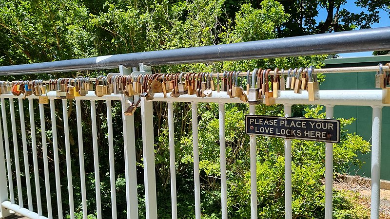 File:Trafalgar Bridge love locks.jpg