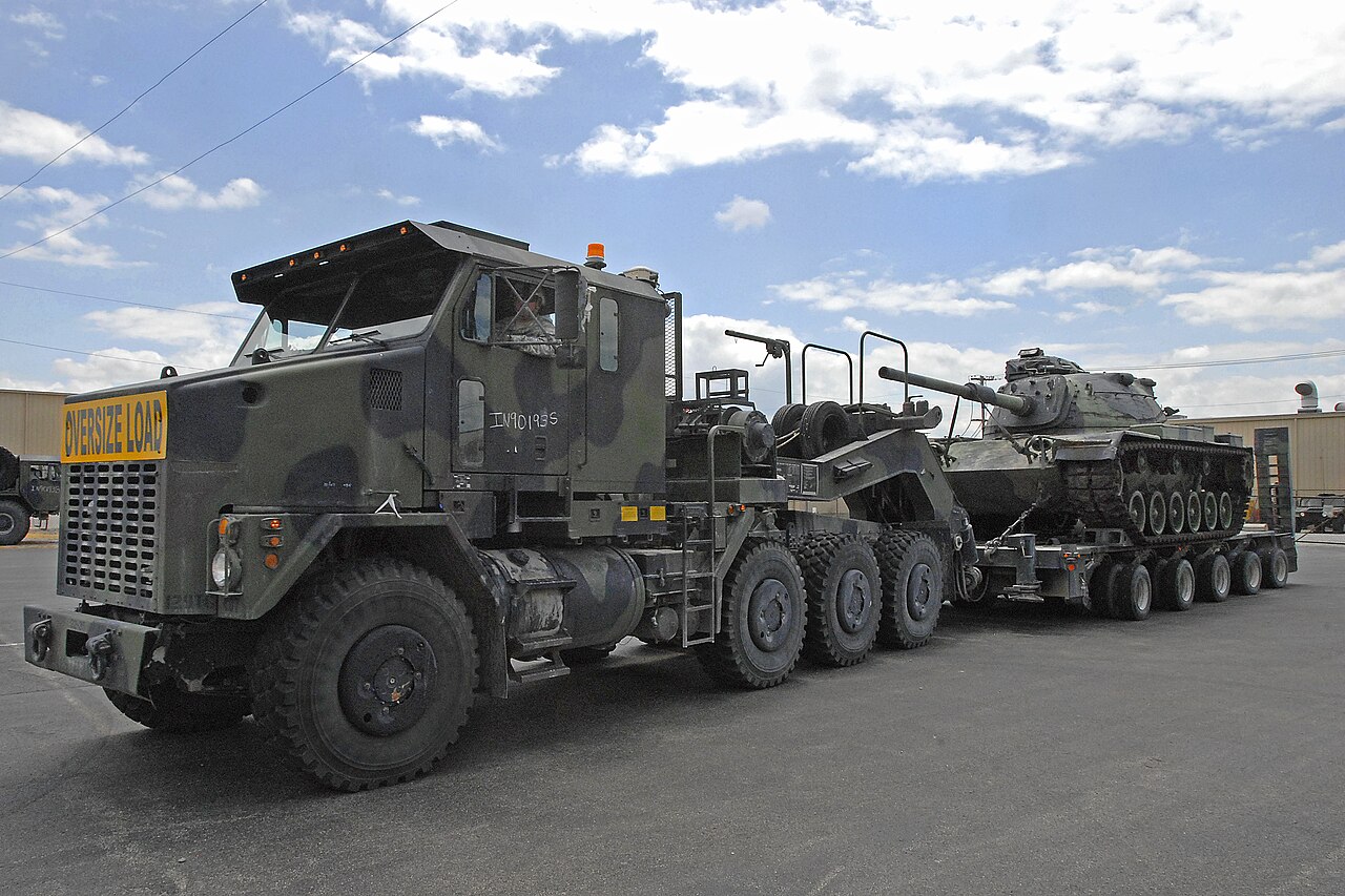 M1070A1 Trasportatore di corazzati 1280px-Transport_heavy_equipment_carries_an_M60_Patton_Tank_at_the_National_Guard_Armory_in_Bluffton%2C_Ind.%2C_June_30%2C_2009.