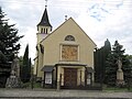 Průčelí kostela s pomníkem padlým v I. sv. válce