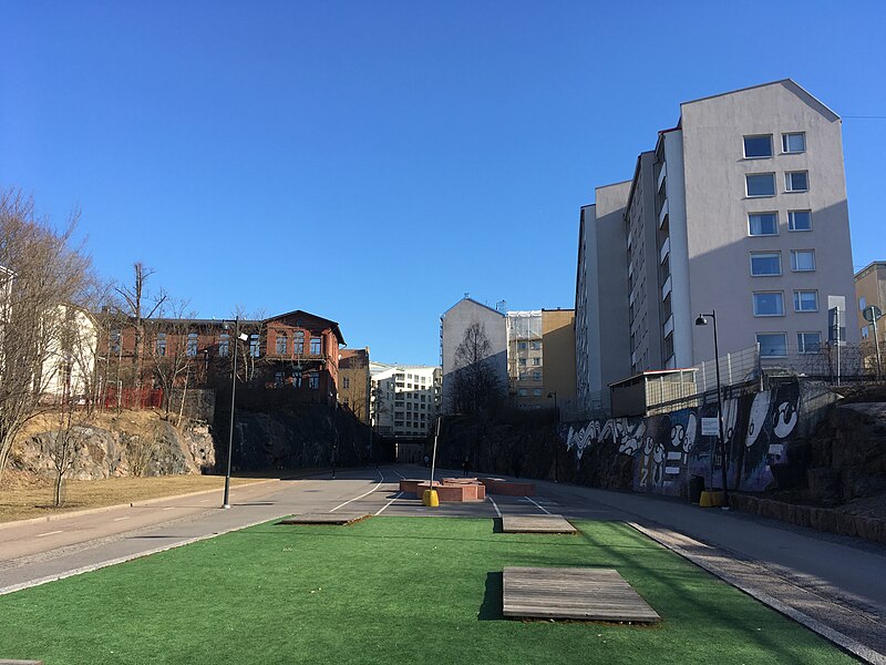 File:Turf section in middle of bikeway (27182672787).jpg