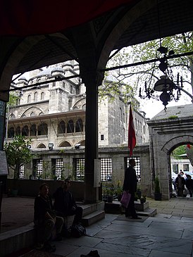 Turhan Hatice Valide Sultan Türbesi - cortile 1070188.JPG