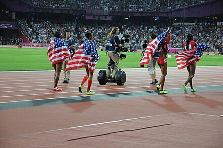 L'équipe des USA fêtant la médaille d'or du 4x400m.