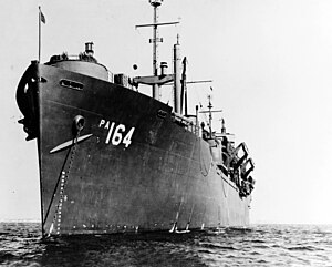 USS Edgecombe (APA-164) di jangkar, circa pada tahun 1945 (NH 73260).jpg