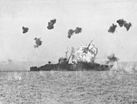 1945年1月8日、ルソン島の戦いにおいて重巡洋艦「ルイビル」 に命中した瞬間の九九襲ないし九九軍偵の特攻機（「石腸隊」あるいは「進襲隊」）