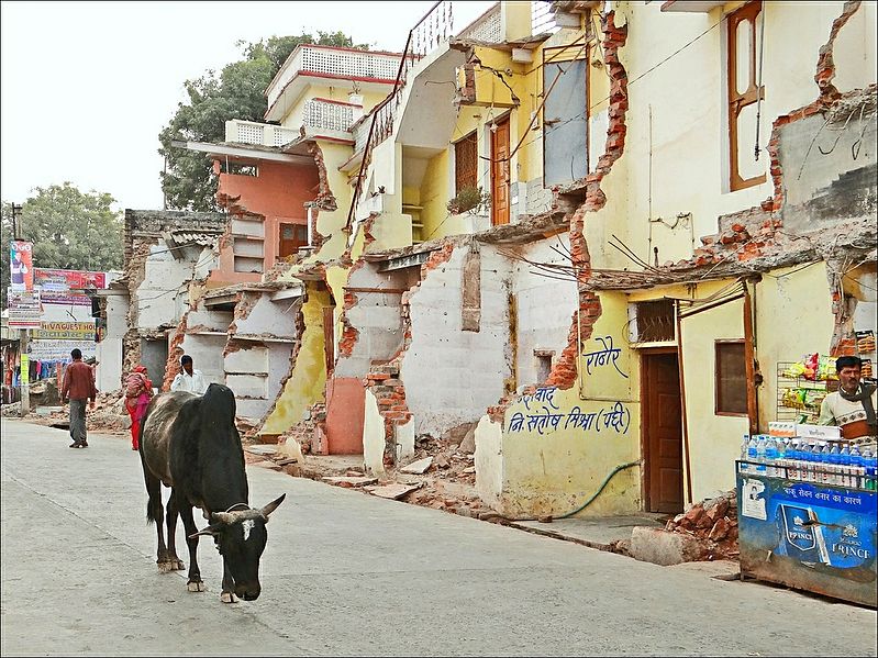 File:Une rue en cours délargissement ! (Orchha) (8453061016).jpg