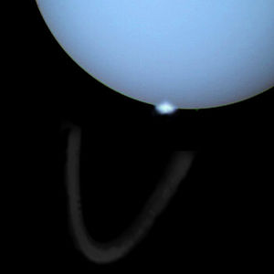 Uranoko aurorak eta bere eraztun ekuatorialak, Hubble teleskopioak aurkitutako irudietan. Lurreko eta Jupiterrekoak ez bezala, Uranoko aurorak ez daude poloekin lerrokatuta.
