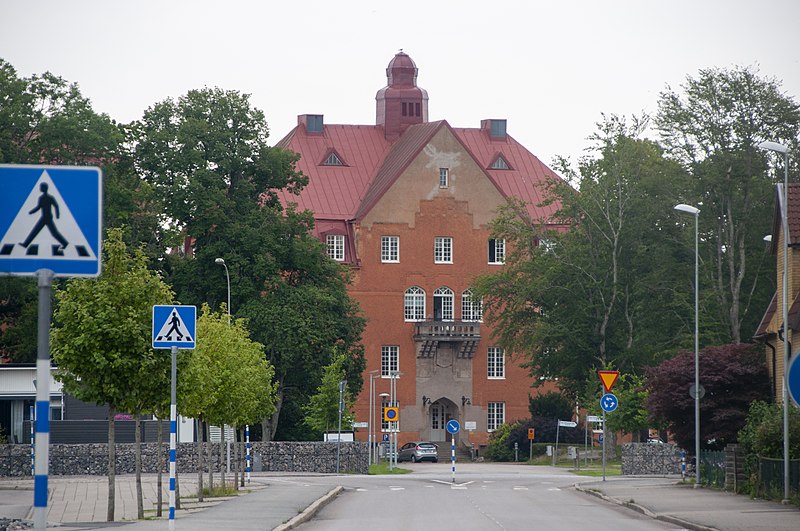 File:Västgöta regementes kanslibyggnad, Vänersborg.jpg