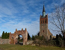 Völschow Kirche mit Friedhofsportal.JPG