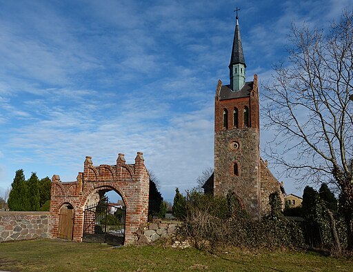 Völschow Kirche mit Friedhofsportal