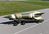 Um foguete V-2 em sua carreta de transporte original o Meillerwagen.