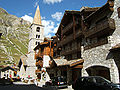 Le chemin du Charvet à Val d'Isère avec l'église Saint-Bernard-des-Alpes.
