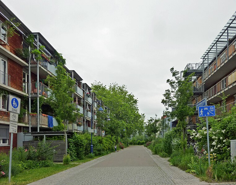 File:Vauban housing courts.jpg