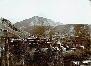 Вид на город Агулис с монастырем