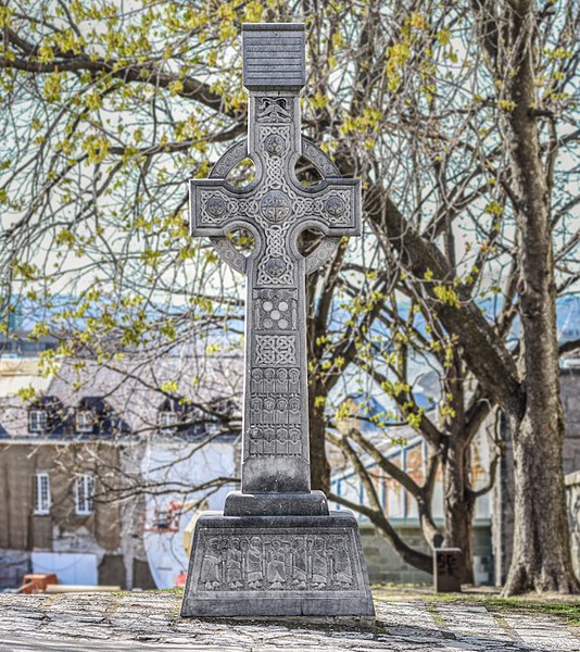 Celtic High cross in Quebec (Compare with an original)