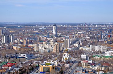 Вид со смотровой площадки Высоцкого, улица в центре снимка