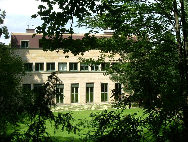 File:Villa Traub Prag Straßenansicht 02.jpg