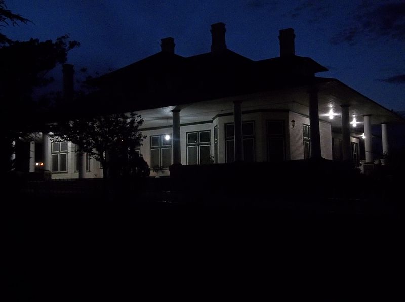 File:Vista nocturna Casa Greene Cananea, SON.JPG