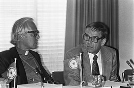 Voorzitter Mikko Jewa (r) en secretaris-generaal Carl H Mau, Bestanddeelnr 928-1085.jpg