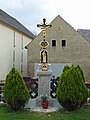 Einfriedung und Betkreuz eines Bauernhofs