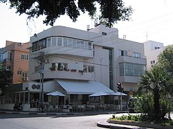 בניין מגורים משנות ה-30 בתל אביב ובו מרפסות אופייניות לתקופה זו שכיום חלקן סגורות וחלקן בתצורתן המקורית