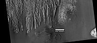 HiWish計劃下高分辨率成像科學設備顯示的由淺色物質形成的雅丹地貌和周圍深色的火山玄武岩沙。