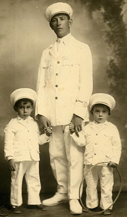 יוסף יקותיאלי עם בניו הבכורים גדעון וברוך (1929)