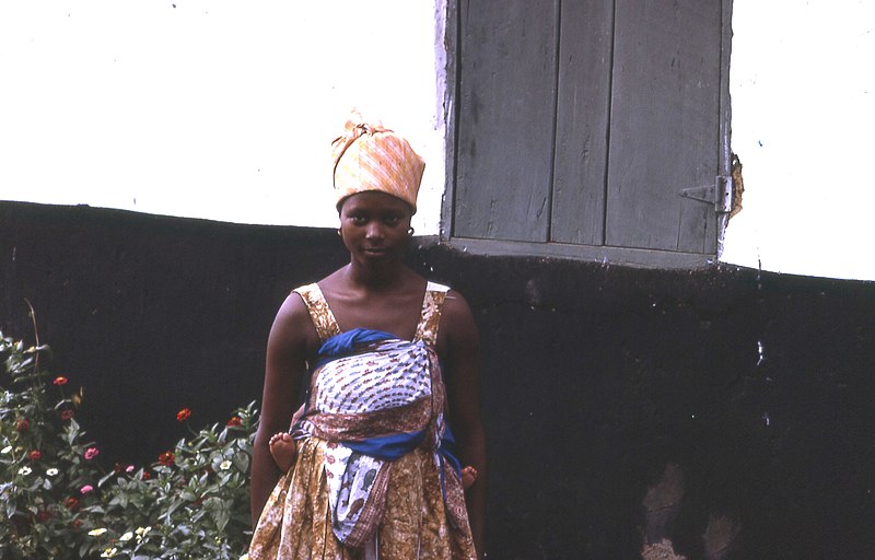 File:Young Fula (Peul) woman (with child on her back --- note feet), Kamabai, Sierra Leone (West Africa) (1043634634).jpg