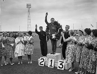 Adolf Gruber (rechts, bei einer Siegerehrung 1959 in Enschede) kam auf den Platz 38