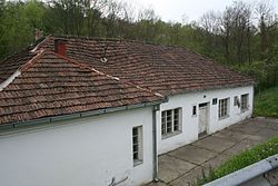 Een schoolgebouw in Kržava