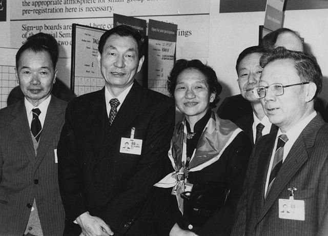 Zhu (second left) leading the Chinese delegation at the European Management Forum in 1986