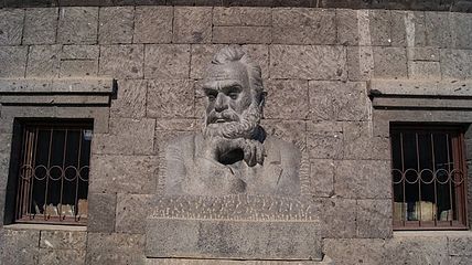 Պերճ Պռոշյանի հուշարձանը թանգարանի բակում, քանդակագործ՝ Սուրեն Ստեփանյան