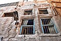 نوافذ منزل من المنازل المتبقيّة في قلعة القطيف، ويُلاحظ فالمنزل وجود التصدّعات والشقوق.