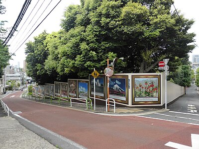 Рекламная стена посольства