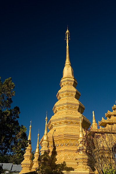 File:勐混大白塔佛寺1-爵士鼓手 - panoramio.jpg