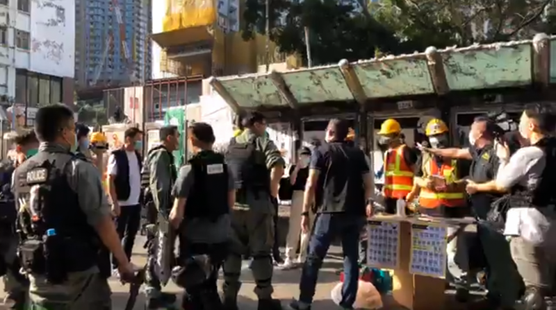 File:警方包圍建築地盤職工總會觀塘街站 20200501.png