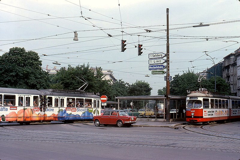 File:056R10270679 Burgring, Linie 25K Typ E1, rechts Endstelle Babenbergerstrasse Linie 52, Typ E1 4437.jpg