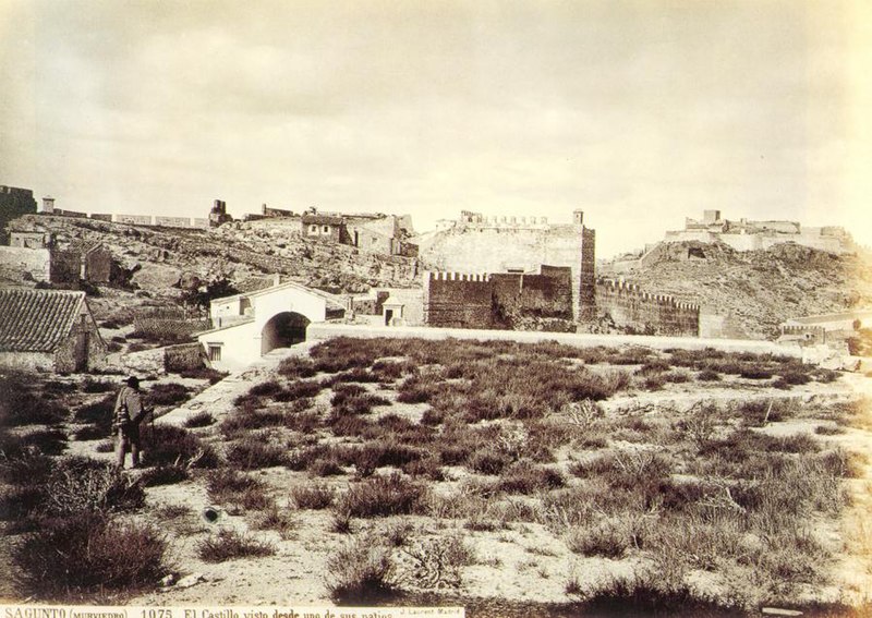 File:1870. El castillo visto desde uno de sus patios.jpg