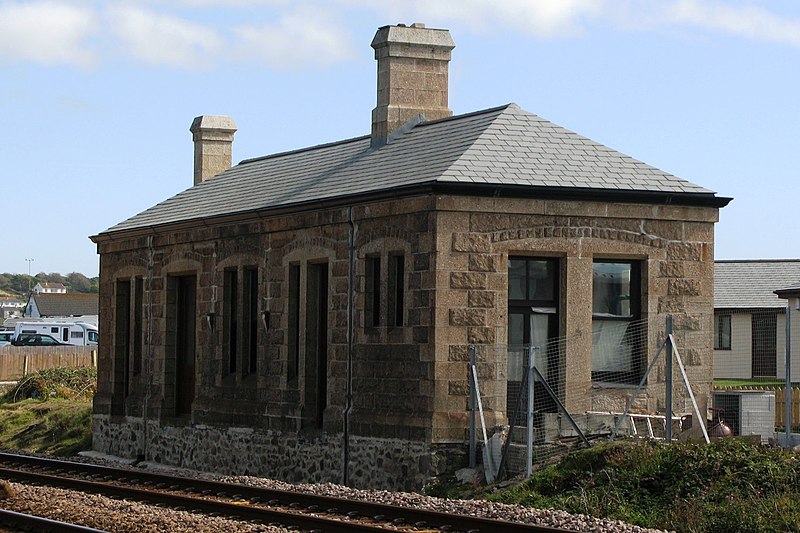 File:2007 at Marazion station - down side building.jpg