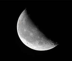 2011-11-19-Waning crescent moon.jpg